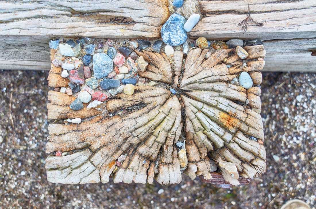 Irk Boockhoff, Verwittertes Holz am Strand 4 (Strand, Holz, verwittert, morbid, Kiesel, Steinchen, maritim, Fotokunst, Treppenhaus, Wohnzimmer, Badezimmer, Wunschgröße, bunt)