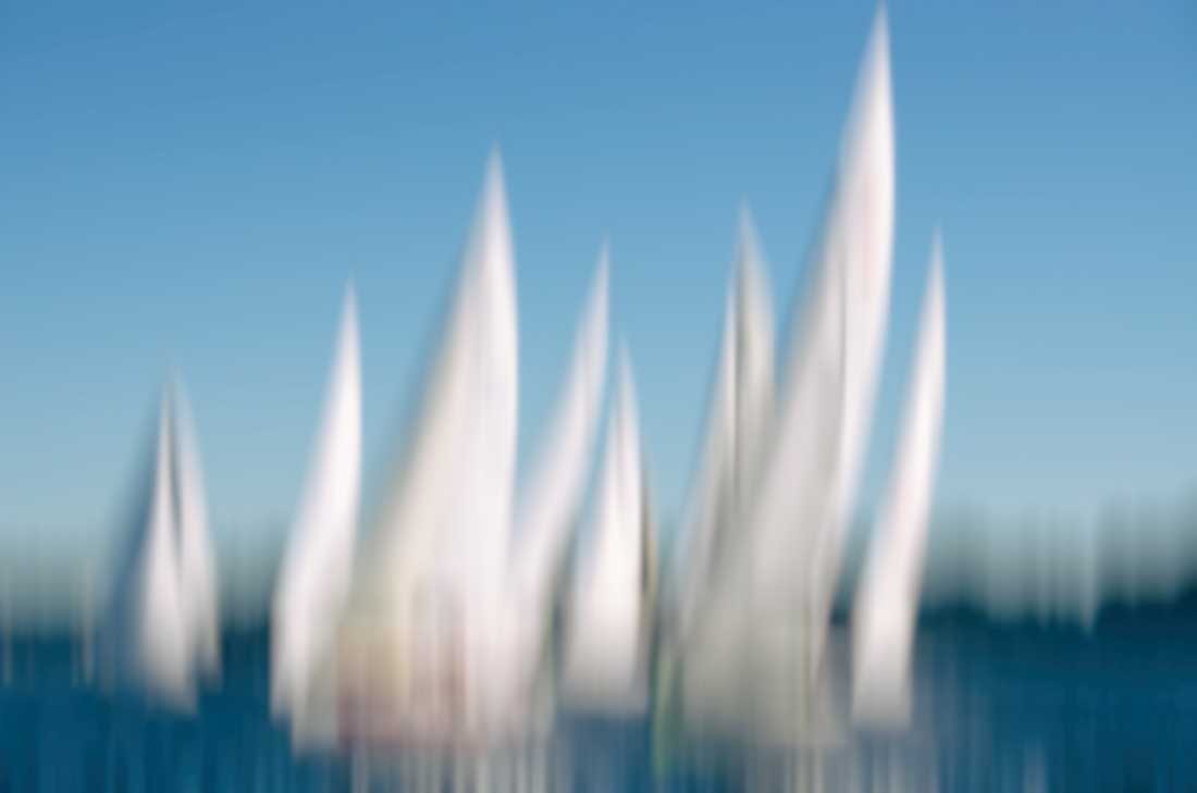 Irk Boockhoff, Startkreuz (Segelboote, Regatta, Meeresbrise, Fotokunst, verschwommen, verwischt, unscharf, Treppenhaus, Wohnzimmer, Badezimmer, Wunschgröße, blau/weiß)