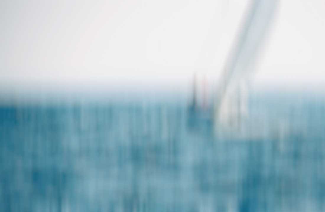 Irk Boockhoff, Verfolger (Segelboot, Regatta, Meeresbrise, Fotokunst, verschwommen, verwischt, unscharf, Treppenhaus, Wohnzimmer, Badezimmer, Wunschgröße, blau/weiß)