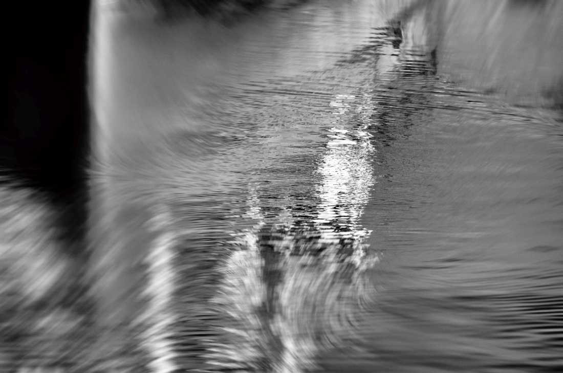 Irk Boockhoff, Spiegelungen im Hafen (Wasser, Wasseroberfläche, Reflexionen, Bewegung, Dynamik, Fotokunst, verschwommen, verwischt, unscharf, Treppenhaus, Wohnzimmer, Badezimmer, Wunschgröße, schwarz/weiß)