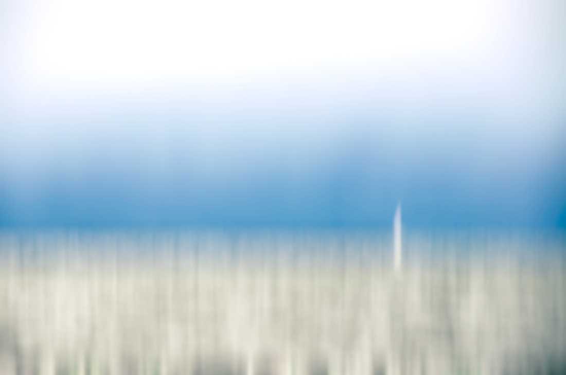 Irk Boockhoff, Freiheit (Segelboot, Meer, Horizont, Aufbruch, Meeresbrise, Fotokunst, verschwommen, verwischt, unscharf, Treppenhaus, Wohnzimmer, Badezimmer, Wunschgröße, blau/weiß)
