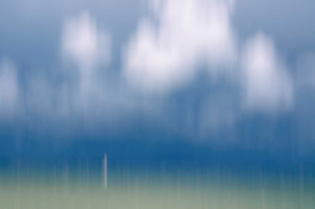 Irk Boockhoff, Dänische Südsee (Segelboot, Meer, Horizont, Aufbruch, Meeresbrise, Fotokunst, verschwommen, verwischt, unscharf, Treppenhaus, Wohnzimmer, Badezimmer, Wunschgröße, blau/weiß)