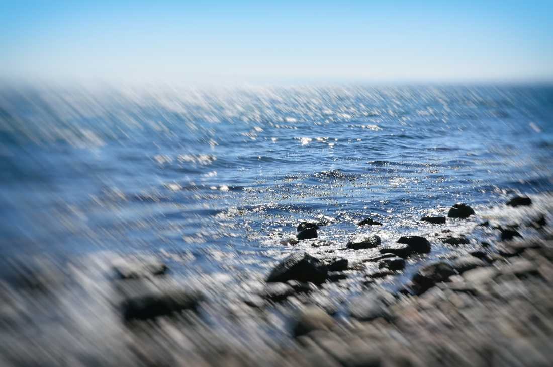 Irk Boockhoff, Perfekter Tag am Meer (Wellen, Wasser, Meer, Strand, Horizont, Kiesel, Steine, Fotokunst, Treppenhaus, Wohnzimmer, Badezimmer, Wunschgröße, blau/weiß)