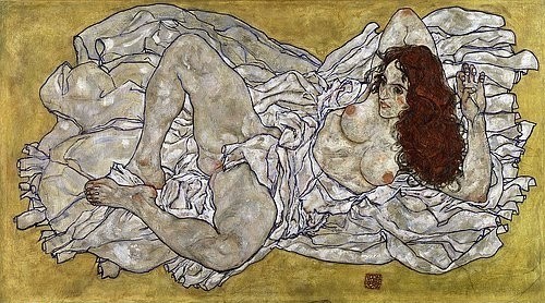 Egon Schiele, Liegende Frau. 1917 (Schiele,Egon,1890-1918,Wien,Museum Leopold,Öl auf Leinwand,20. Jahrhundert,Expressionismus,Weiblicher Akt,Schiele, Egon 1890-1918,Frau,liegen,langes Haar,lange Haare,Laken,gelber Hintergrund,Brust,geöffnete Beine,Erotik,sinnlich,Sexualität)