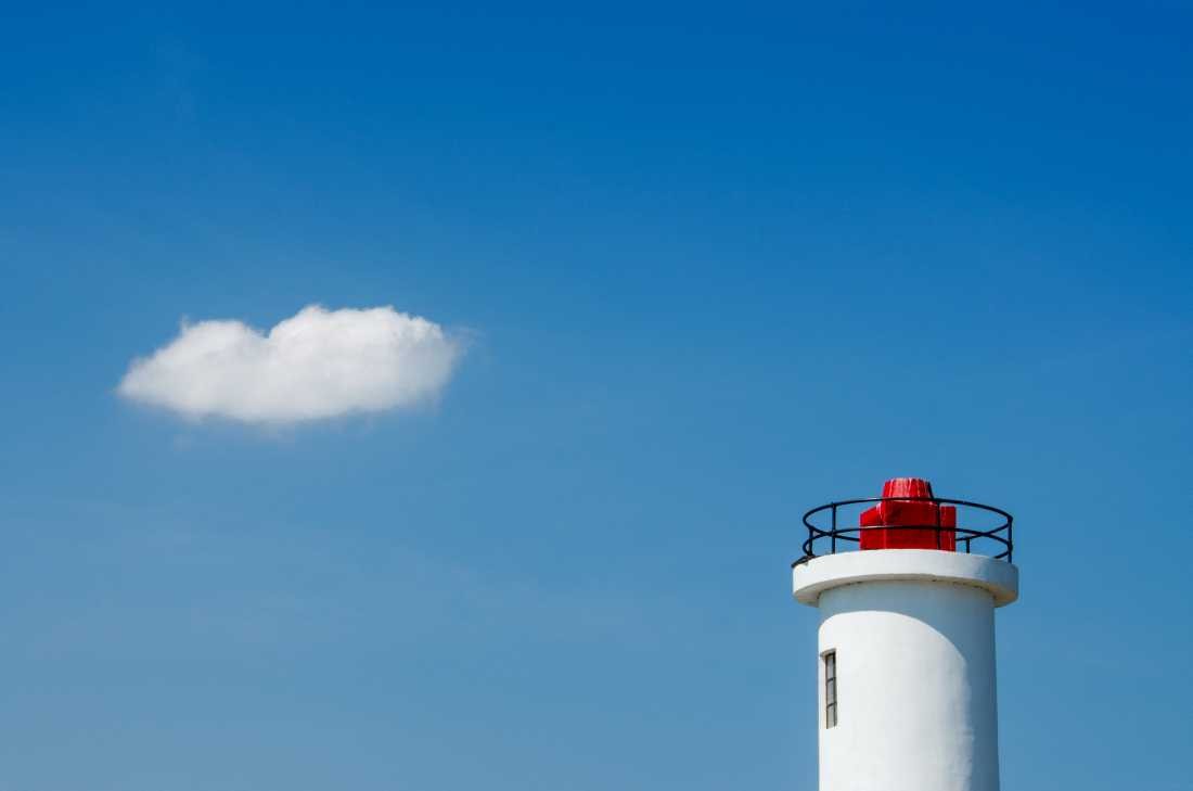 Irk Boockhoff, Sommerwolke (Leuchtturm, Leuchtturmspitze, Himmel, Wolke, Sommer, Fotokunst, Treppenhaus, Wohnzimmer, Arztpraxis, Wunschgröße, bunt)