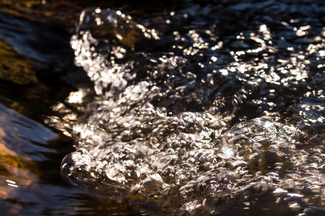 Conny Krakowski, Im Strom (bach, fluss, Flusslauf, Flussbett, Wasserfall, strömung, Strom, sanft, Landschaft, Urgewalten, Fotografie)