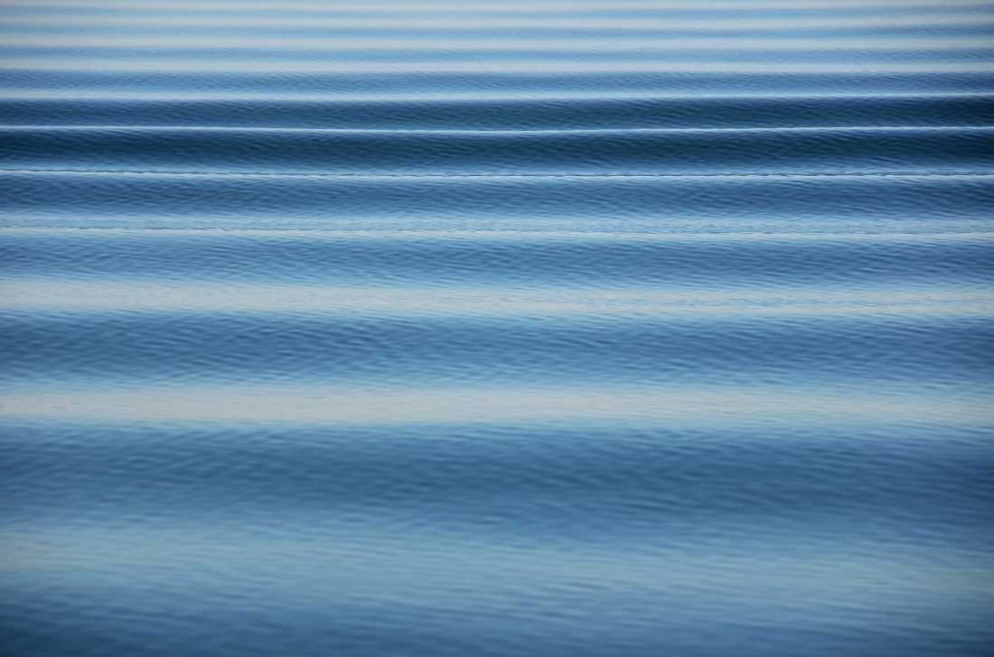 Irk Boockhoff, Wellen (Wellen, Wasser, Meer, weich, sanft, Fotokunst, Treppenhaus, Wohnzimmer, Badezimmer, Wunschgröße, blau/weiß)