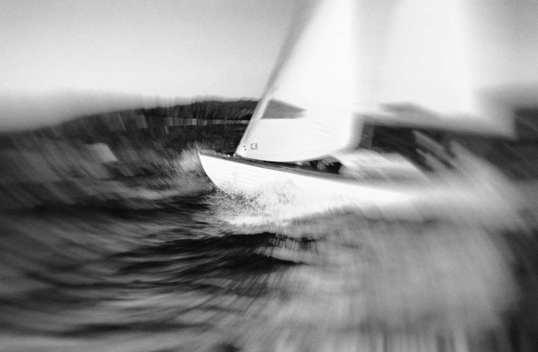 Irk Boockhoff, Folkeboot (Segelboote, Regatta, Meeresbrise, Wellen, Bewegung, Dynamik, Fotokunst, verschwommen, verwischt, unscharf, Treppenhaus, Wohnzimmer, Badezimmer, Wunschgröße, schwarz/weiß)