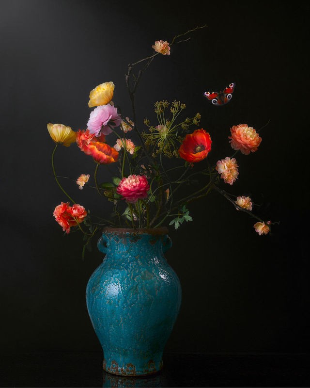 Sander Van Laar, Flower Creation 1 (Blumenvase, Blumentrauss, Sommerblumen, Schmetterling, Fotokunst, Wunschgröße, filgran, Stillleben, Treppenhaus, Esszimmer, Wohnzimmer, bunt)