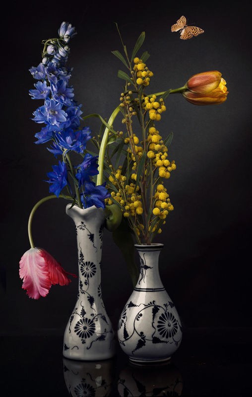 Sander Van Laar, Flower Creation 2 (Blumenvase, Blumentrauss, Sommerblumen, Schmetterling, Fotokunst, Wunschgröße, filgran, Stillleben, Treppenhaus, Esszimmer, Wohnzimmer, bunt)
