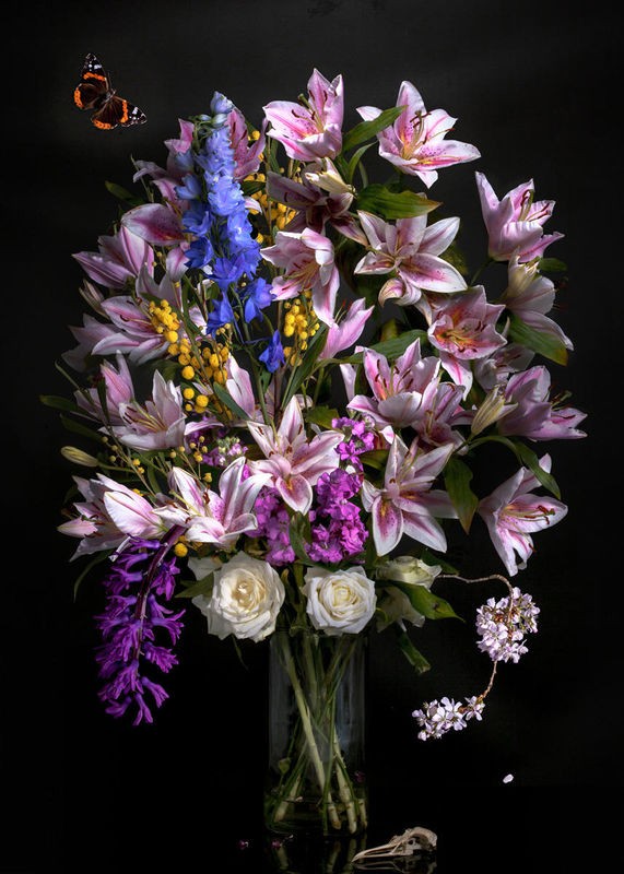 Sander Van Laar, Flower Creation 3 (Blumenvase, Blumentrauss, Sommerblumen, üppig, Schmetterling, Fotokunst, Wunschgröße,  Stillleben, Treppenhaus, Esszimmer, Wohnzimmer, bunt)