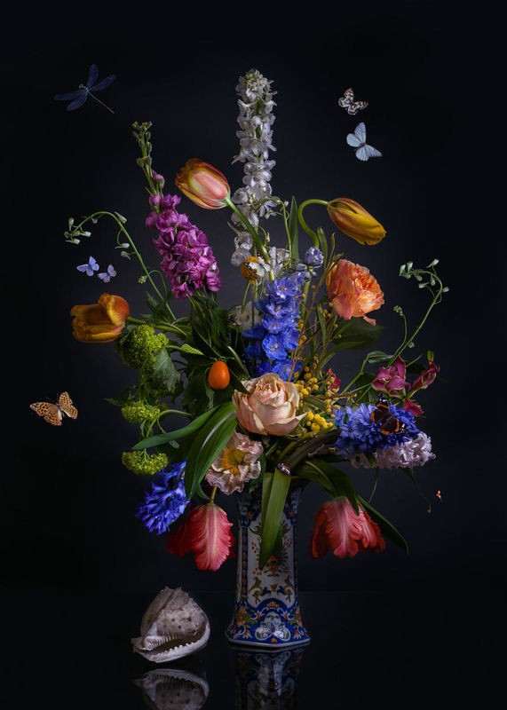 Sander Van Laar, Flower Creation 4 (Blumenvase, Blumentrauss, Sommerblumen, Schmetterlinge, Schneckenhaus, üppig, Fotokunst, Wunschgröße, Stillleben, Treppenhaus, Esszimmer, Wohnzimmer, bunt)