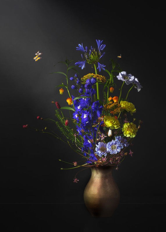 Sander Van Laar, Flower Creation 5 (Blumenvase, Blumentrauss, Sommerblumen, Schmetterling, Fotokunst, Wunschgröße, filgran, Stillleben, Treppenhaus, Esszimmer, Wohnzimmer, bunt)