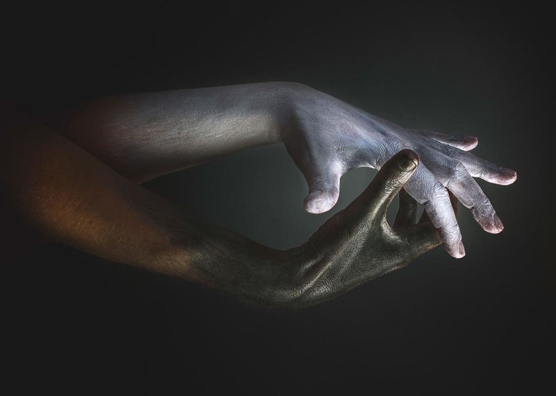 Sander Van Laar, Hands (Hände, Menschen, Verbindung, Völkerverbindung, Fotokunst, Schlafzimmer, Wohnzimmer, Wunschgröße, grau/braun)