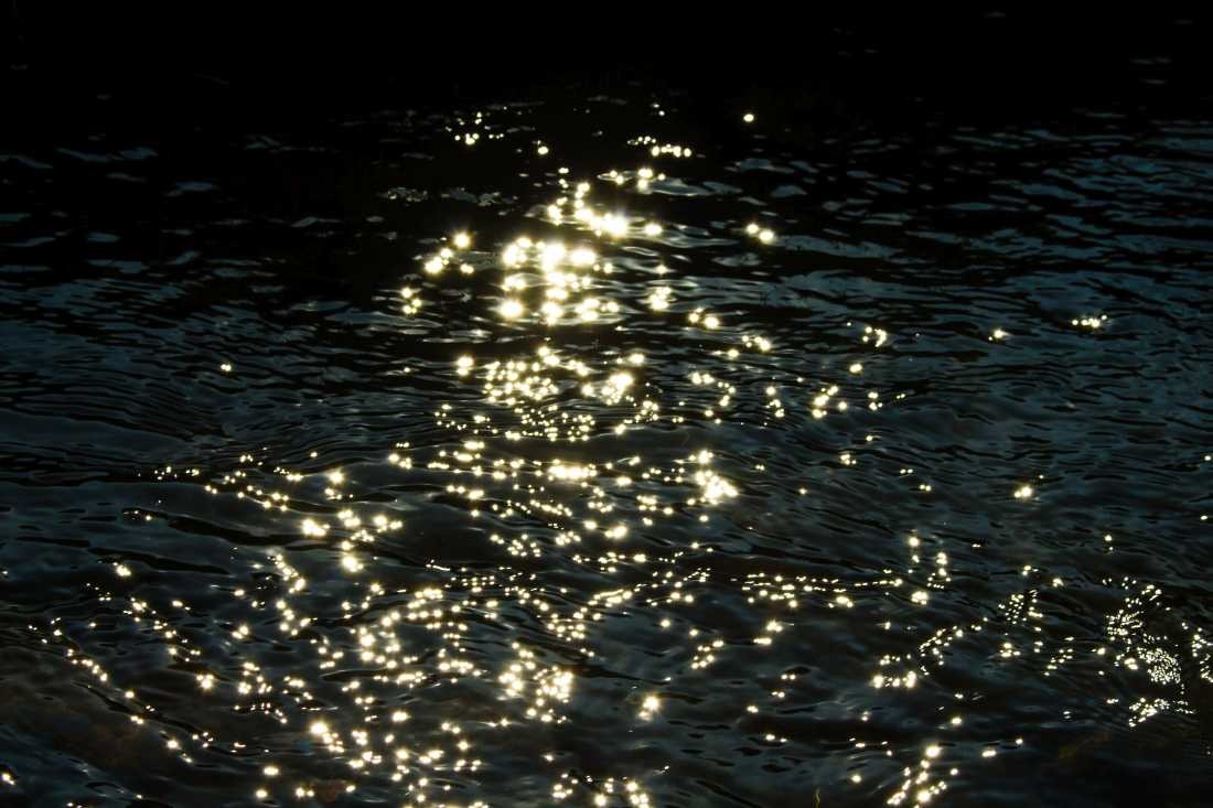 Conny Krakowski, Glitzer im See (bach, fluss, Flusslauf, Flussbett, Wasserfall, strömung, Strom, sanft,  Landschaft, Urgewalten, Fotografie)