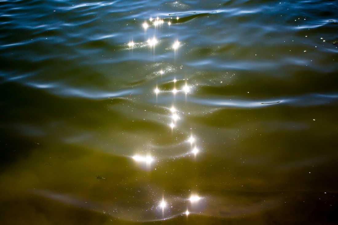 Conny Krakowski, Glitzer im Wasser (bach, fluss, Flusslauf, Flussbett, Wasserfall, strömung, Strom, sanft,  Landschaft, Urgewalten, Fotografie)