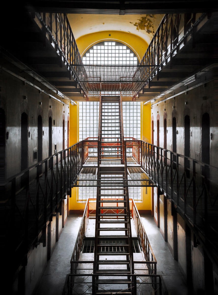 Sander Van Laar, Prison 1 (Gefängnis, Gefängnisgänge, Gefängisflur, Zellentüren, Treppe, Fotokunst,  Wohnzimmer, Jugendzimmer, Wunschgröße, bunt)