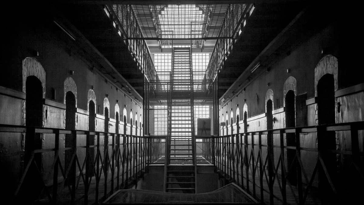 Sander Van Laar, Prison 2 (Gefängnis, Gefängnisgänge, Gefängisflur, Zellentüren, Treppe, Fotokunst,  Wohnzimmer, Jugendzimmer, Wunschgröße, schwarz/weiß)