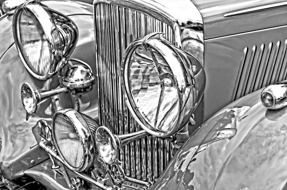 George Fossey, OLD-FASHIONED III (Oldtimer, Auto, Scheinwerfer, Kühlergrill, Detailaufnahme, Nostalgie, Treppenhaus, Wohnzimmer, Wunschgröße, Fotokunst, grau/weiß)