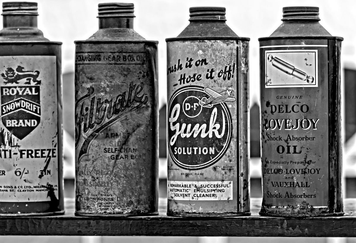 George Fossey, VINTAGE BOTTLES (Flaschen, Öl, Motoröl, Reinigungsöl, vintage, Retro, Nostalgie, Werkstatt, Treppenhaus, Wohnzimmer, Fotokunst, Wunschgröße, schwarz/weiß)