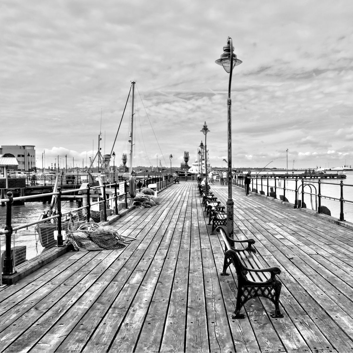 George Fossey, THE DOCKS (Hafen, Docks, Bänke, Leere, Einsamkeit, Trsitesse, Nostalgie, Treppenhaus, Wohnzimmer, Wunschgröße, Fotokunst, schwarz/weiß)