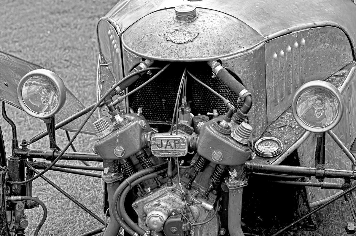 George Fossey, ENGINE IN BLACK AND WHITE I (Motor, maschine, Auto, Oldtimer,  Technik, Nostalgie, Treppenhaus, Wohnzimmer, Fotokunst, Wunschgröße, grau/weiß)