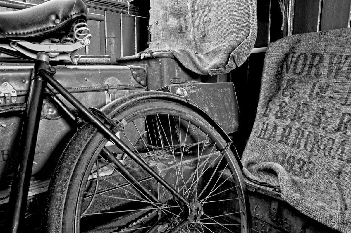 George Fossey, OLD-FASHIONED IV (Fahrrad, Koffer, Jutesäcke, Nostalgie, Treppenhaus, Wohnzimmer, Wunschgröße, Fotokunst, schwarz/weiß)