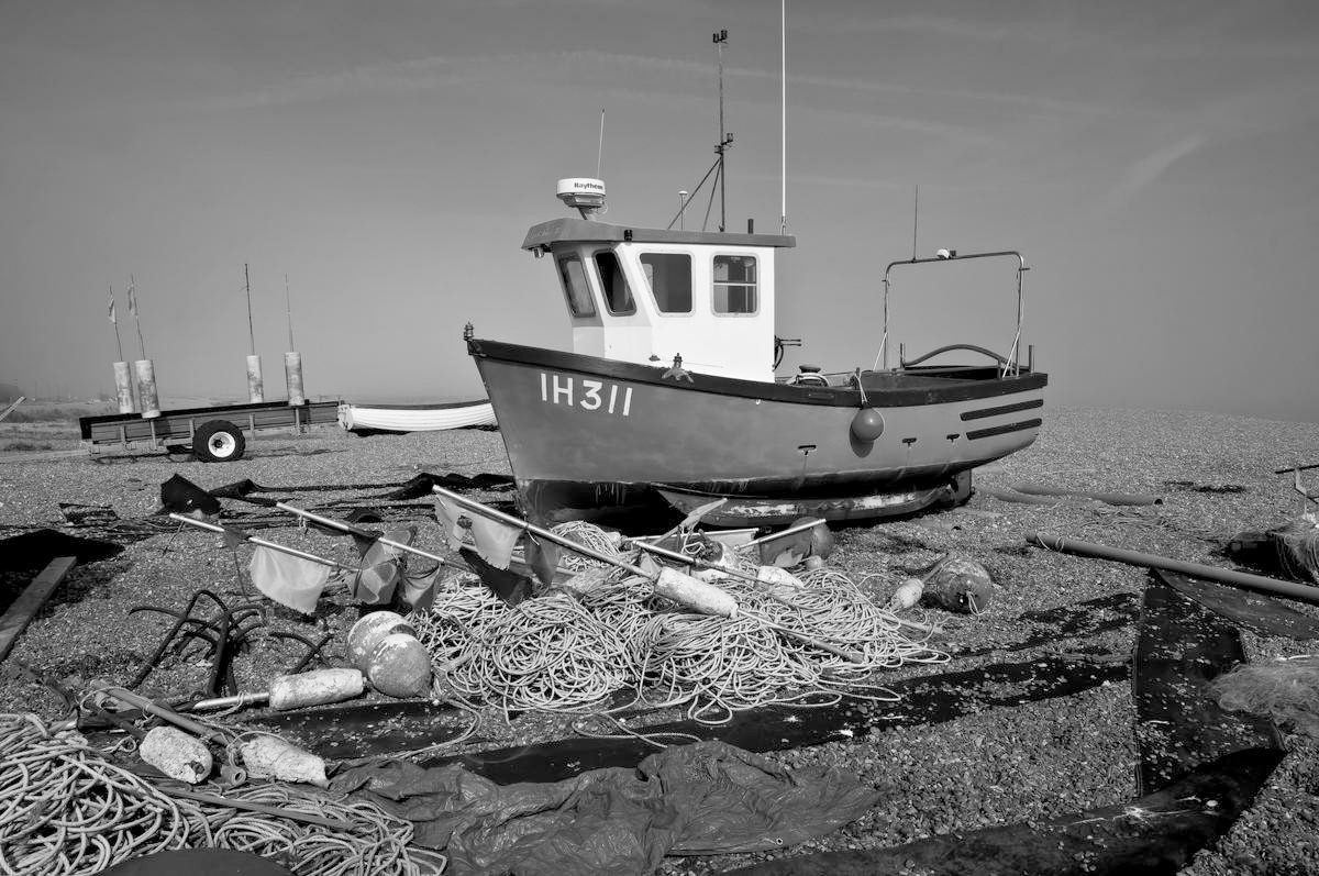 George Fossey, BOAT IN BLACK AND WHITE II (Strand, Meer, Fischerboot,  Meeresbrise, maritim, Badezimmer, Treppenhaus, Wohnzimmer, Wunschgröße, Fotografie, schwarz/weiß)