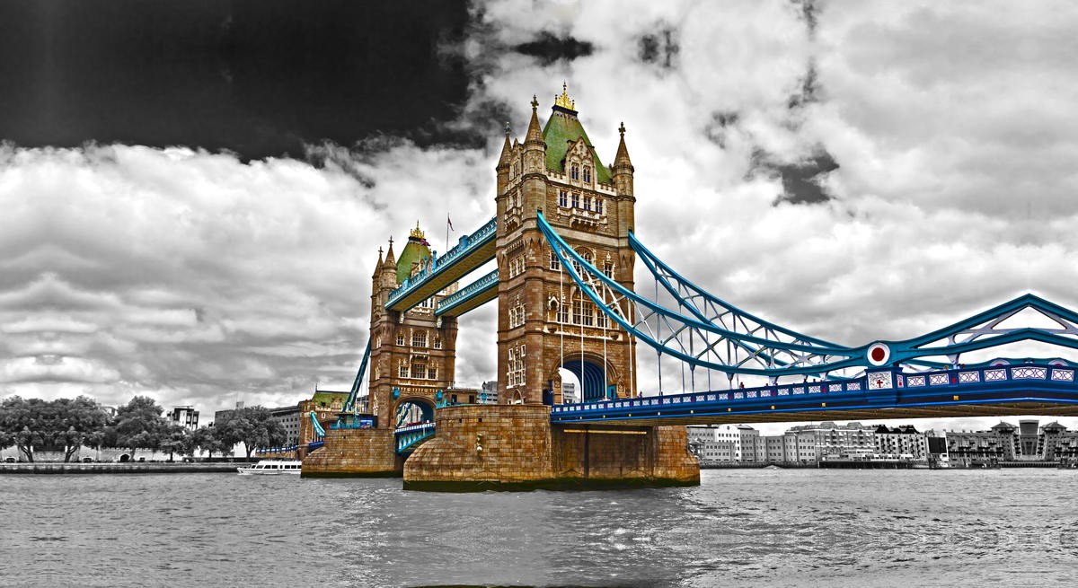 George Fossey, COLOURED TOWER BRIDGE (London, Brücke, Towerbridge, Wahrzeichen, historisch, Themse, fluss, Colorspot, Treppenhaus, Wohnzimmer, Wunschgröße, Fotokunst, schwarz/weiß/bunt)