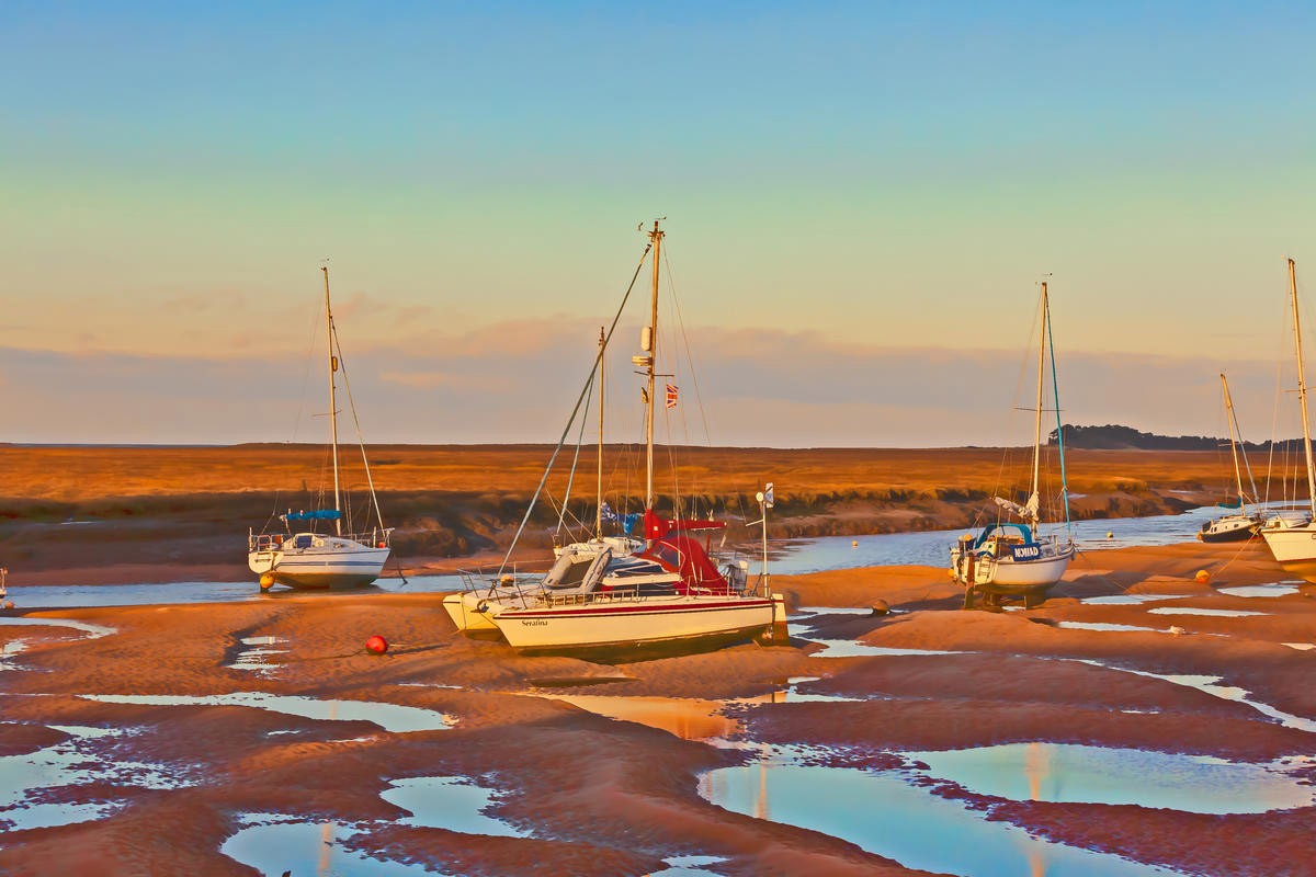 George Fossey, SUNSET BOAT I (Strand, Meer, Sonnenuntergang, Segelboot, Urlaub, Meeresbrise, maritim, Treppenhaus, Wohnzimmer, Wunschgröße, Fotografie, bunt)