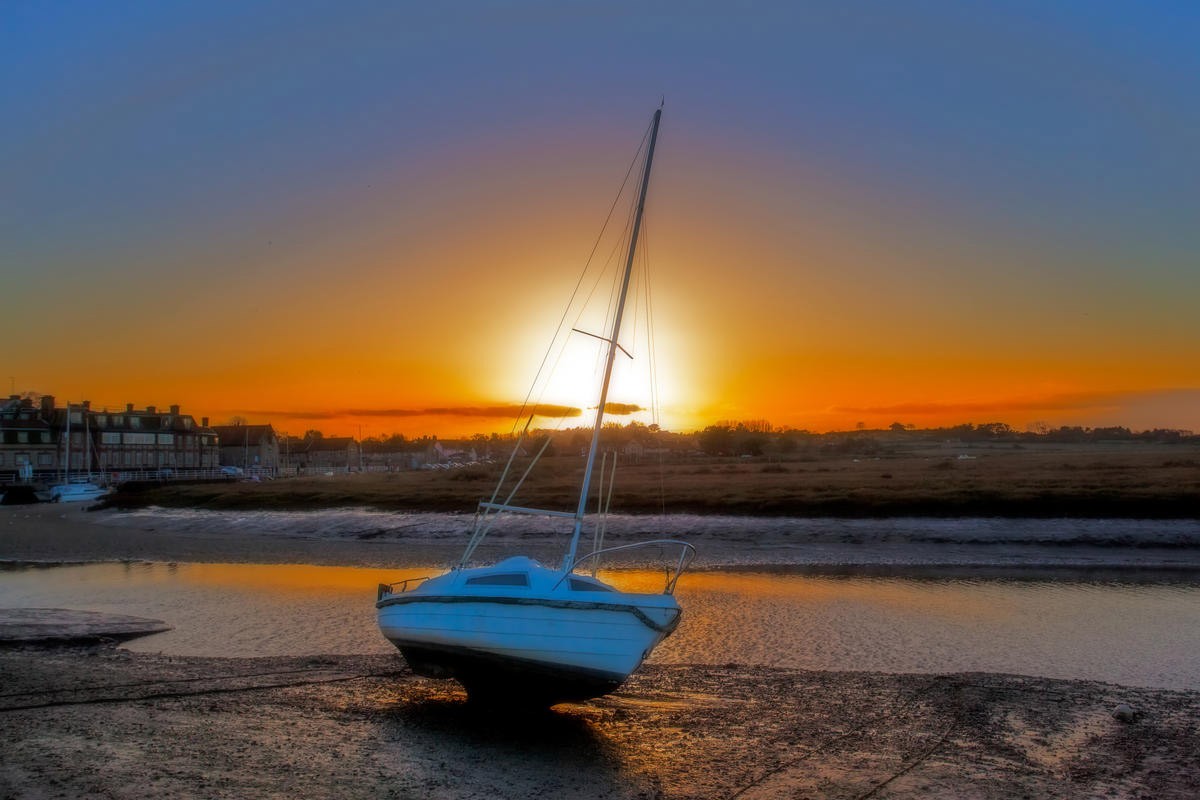 George Fossey, SUNSET BOAT II (Strand, Meer, Sonnenuntergang, Segelboot, Urlaub, Meeresbrise, maritim, Badezimmer, Treppenhaus, Wohnzimmer, Wunschgröße, Fotografie, bunt)