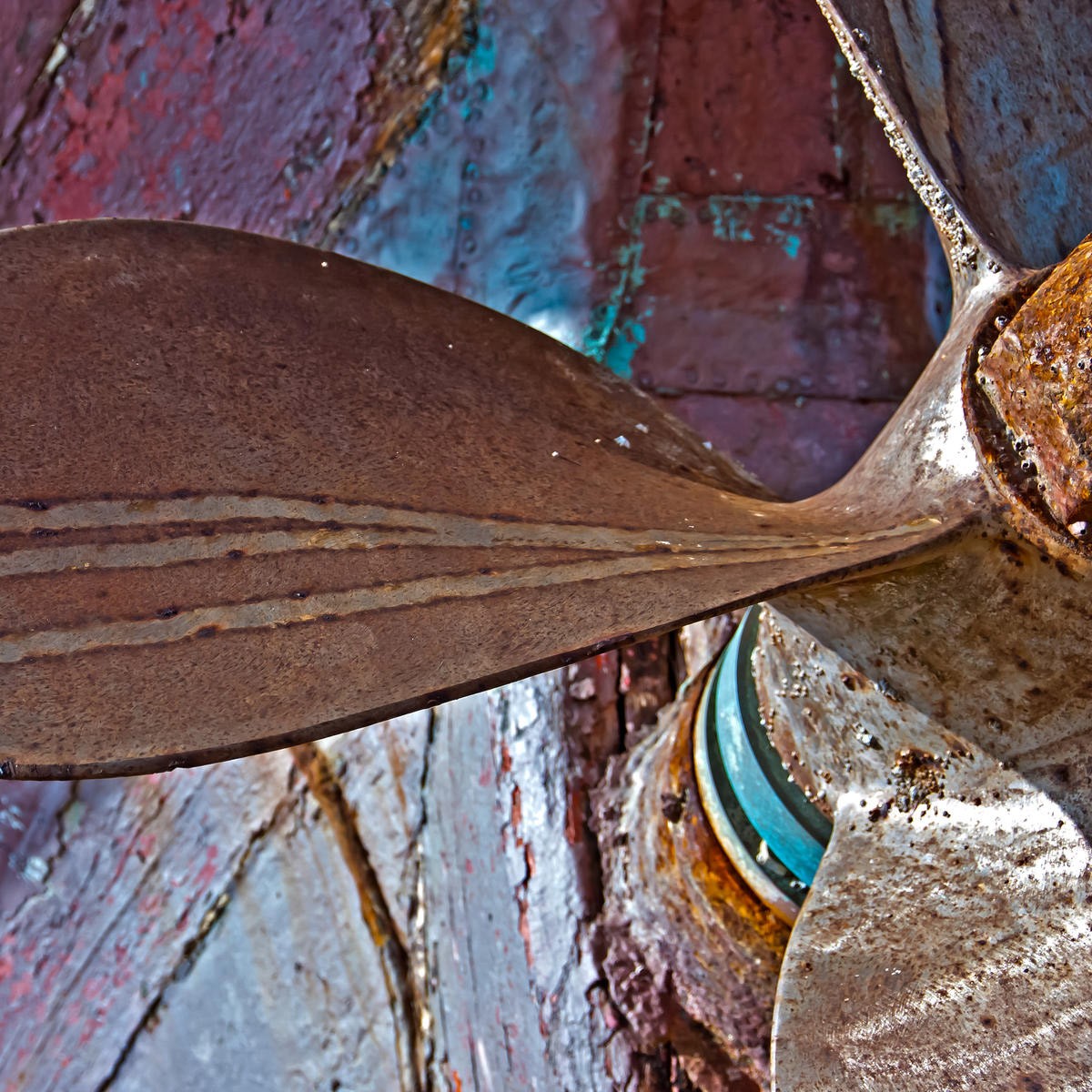 George Fossey, OLD TURBINE I (Turbine, Maschine, Propeller, Technik, Rsot, Vergänglichkeit, Nostalgie, Treppenhaus, Wohnzimmer, Nahaufnahme, Fotokunst, Wunschgröße, bunt)