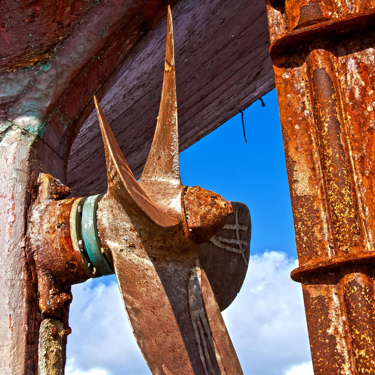 George Fossey, OLD TURBINE II (Schraube, Schiffsschraube, Schiff, Technik, Rost, Nostalgie, Treppenhaus, Wohnzimmer, Fotokunst, Wunschgröße, bunt)