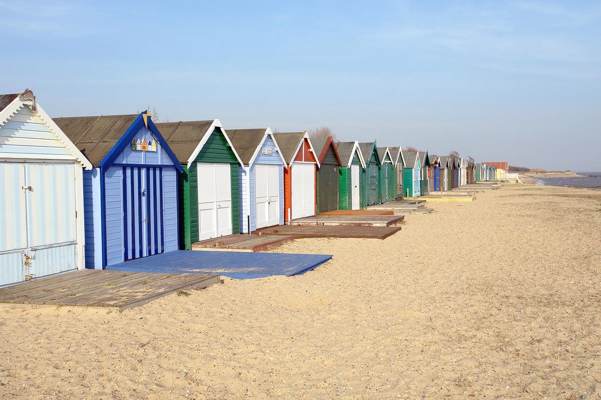 George Fossey, CABINS AT SEASIDE (Strand, Meer, Umkleidekabinen, Umkleidehäuschen, Urlaub, Meeresbrise, maritim, Badezimmer, Treppenhaus, Wohnzimmer, Wunschgröße, Fotografie)