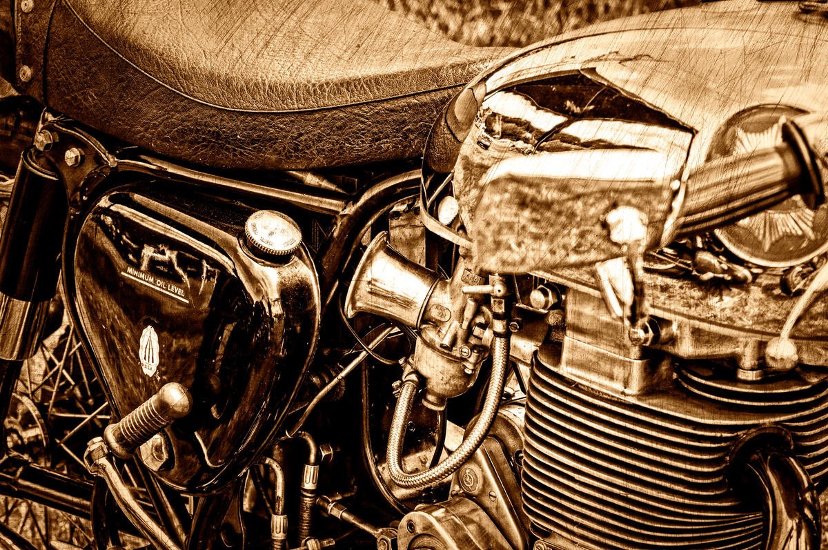 George Fossey, OLD BIKE (Motorrad, Bike, Motorblock, Detailaufnahme, Nostalgie, Treppenhaus, Wohnzimmer, Wunschgröße, Fotokunst, sepia/bronze)