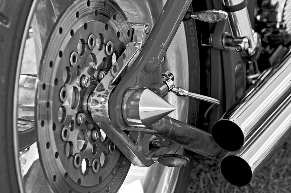 George Fossey, VINTAGE WHEEL II (Motorrad, Rad, Reifen, Detailaufnahme, Nostalgie, Treppenhaus, Wohnzimmer, Wunschgröße, Fotokunst, grau/silber)