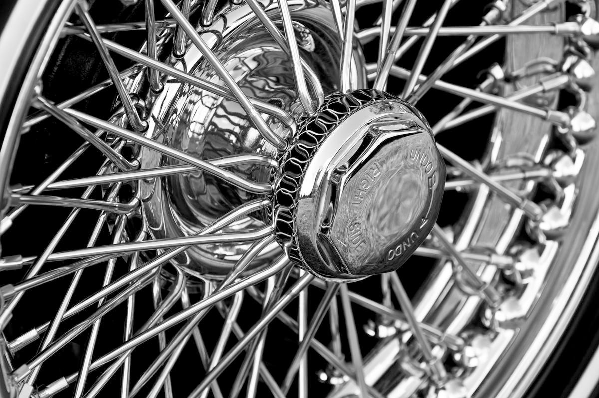 George Fossey, VINTAGE WHEEL II (Rad, Speichen, Motorra, Detailaufnahme, Nostalgie, Treppenhaus, Wohnzimmer, Wunschgröße, Fotokunst, schwarz/silber)