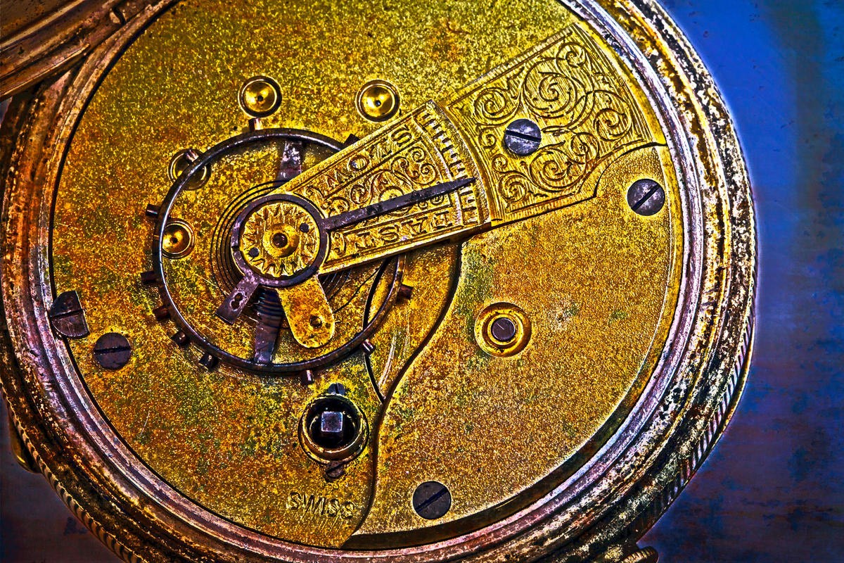 George Fossey, VINTAGE PART (Uhr, Taschenuhr, defekt, Uhrwerk, Technik, Vergänglichkeit, Zeit, Nostalgie, Treppenhaus, Wohnzimmer, Fotokunst, Wunschgröße, bunt)