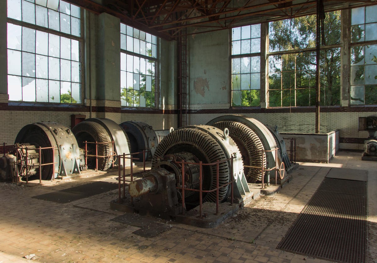 Dick Carlier, FORGOTTEN INDUSTRIES IV (Gebäude, Industriegebäude, Architektur, Turbinen, Walzen, Nostalgie, Verfall, Vergessenheit, Fotokunst, Wunschgröße, Wohnzimmer, Treppenhaus, bunt)