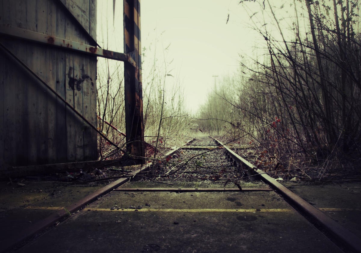 Dick Carlier, TRAINRAIL (Bahngleise, Verfall, Zerstörung,  Vergessenheit, Leere, Architektur, Nostalgie,  Fotokunst, Wunschgröße, Wohnzimmer, Treppenhaus, bunt)