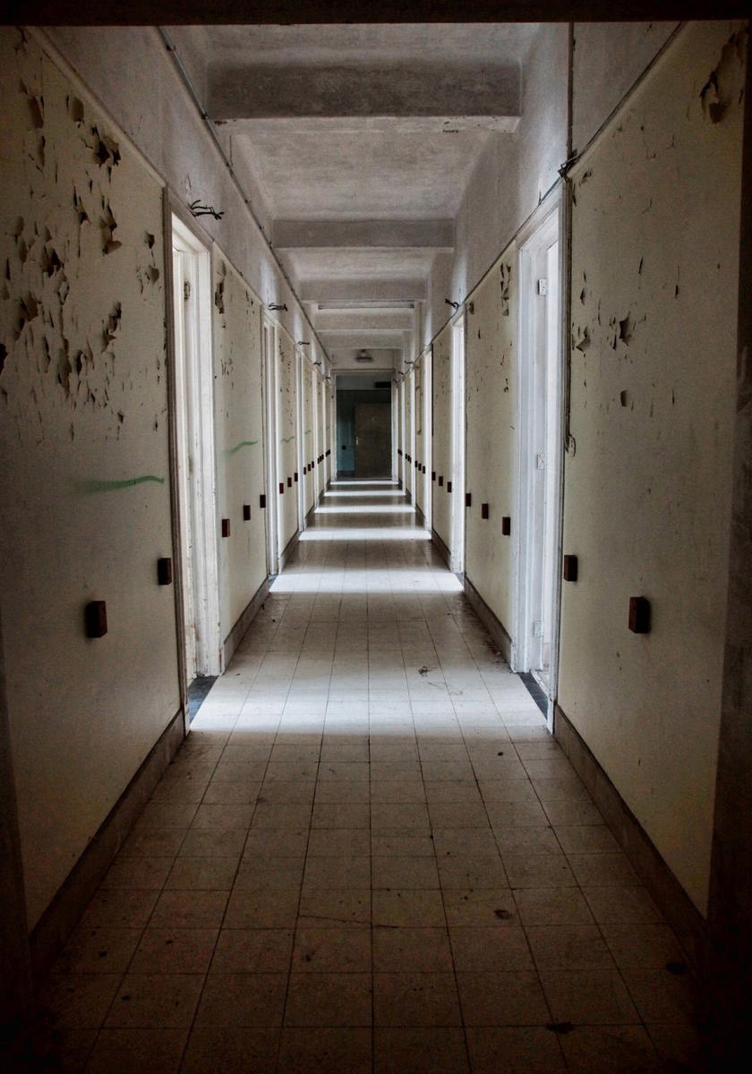 Dick Carlier, FORGOTTEN HOMES IV (Flur, Gang, Türen, Architektur,  Nostalgie, Verfall, Zerstörung, Vergänglichkeit, Vergessenheit, Fotokunst, Wunschgröße, Wohnzimmer, Treppenhaus, bunt)