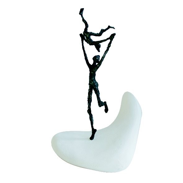 Luise Kött-Gärtner, Spielt miteinander, 25cm (Steinsockel, Schale, Bronze, Figuren, Spaß, Spiel, Vertrauen, Akrobatik, Glück, Leichtigkeit, Inspiration, Motivation, Skulpturen, Büro, Business, Wohnzimmer)