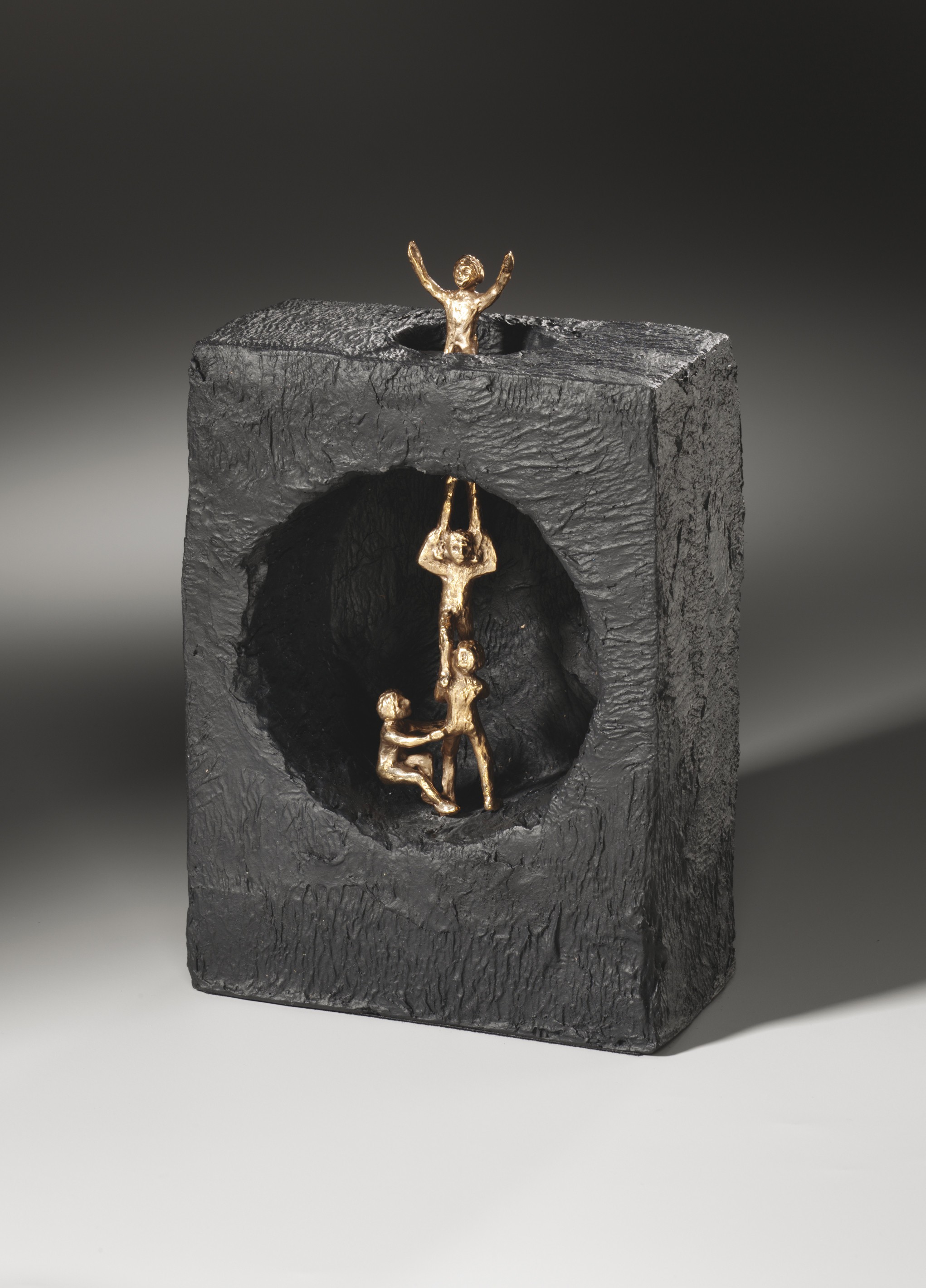 Kerstin Stark, Sich gegenseitig helfen, 19cm (Motivation, Inspiration, Menschen, Teamwork, gemeinsam, Erfolg, Zielstrebig, Skulptur, Plastik, Bronze, Figuren, Wohnzimmer, Büro, Steinguss, bronzefarben, schwarz,)