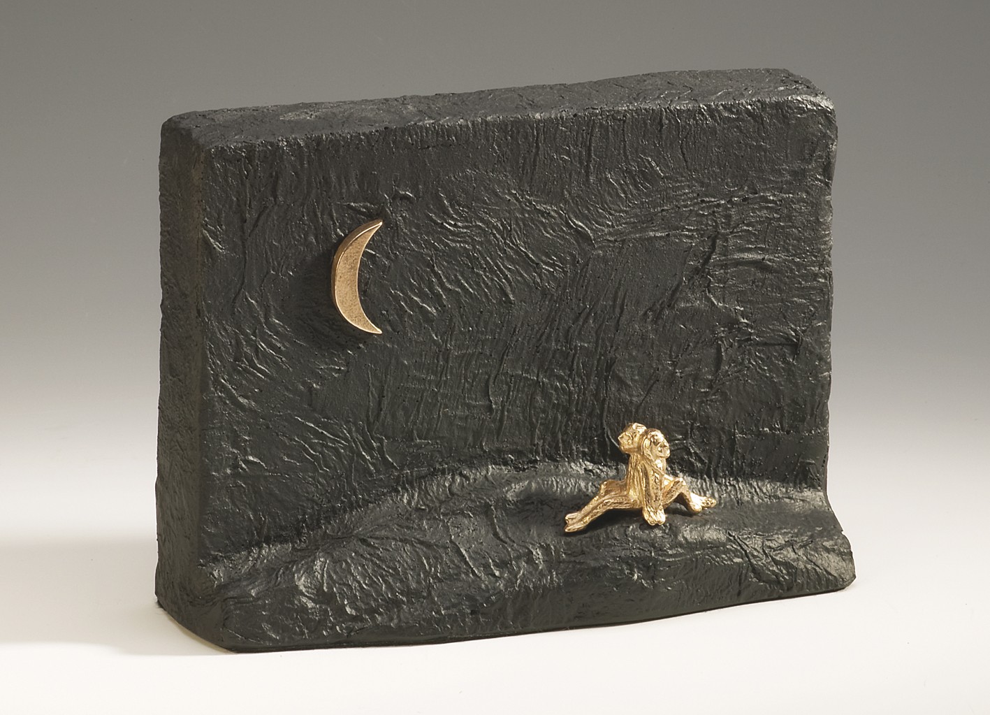 Kerstin Stark, Gemeinsam träumen, 14 x 20cm (Paar, Liebepaar, Mond, Nacht, Stille, Zweisamkeit, Skulptur, Plastik, Bronze, Figuren, Wohnzimmer, Schlafzimmer, Steinguss, bronzefarben/schwarz)