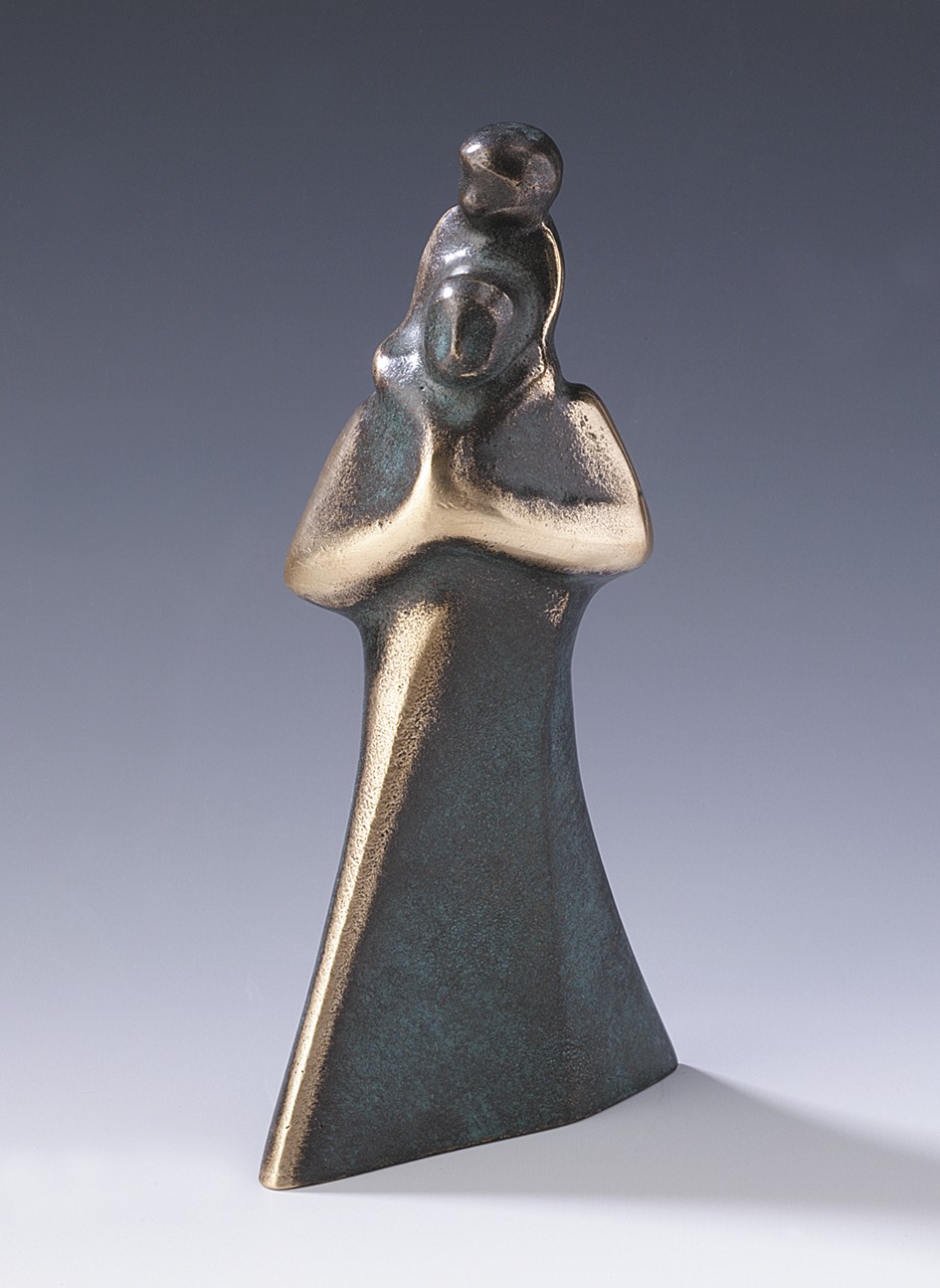 Luise Kött-Gärtner, Vater mit Kind, 15cm (Vater, Kind, Schultern, Vertrauen, Schutz, Skulptur, Figur, Bronze, reduziert, Eleganz, Schlafzimmer, Wohnzimmer)