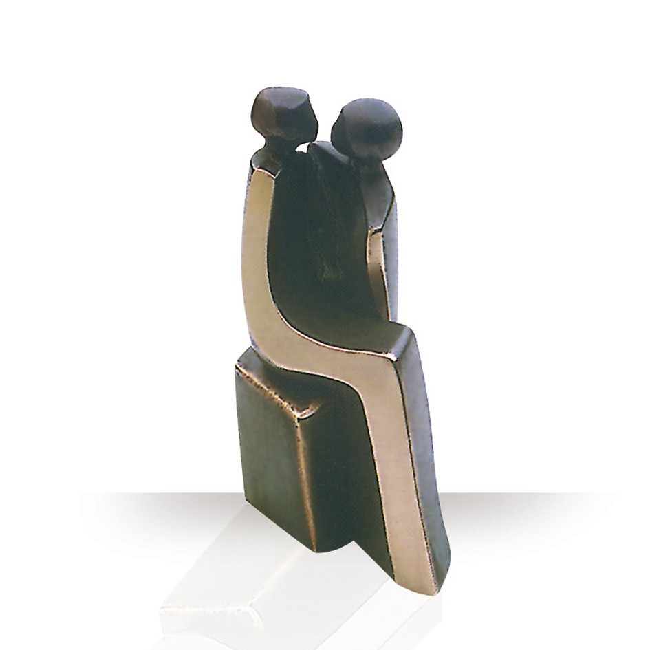 Luise Kött-Gärtner, Zweisamkeit, 13cm (Zwei Personen, Paar, Zweisamkeit, Zuwendung,  Umarmung, Nähe, Skulpturen, Figuren, Bronze, reduziert, Eleganz, Schlafzimmer, Wohnzimmer)