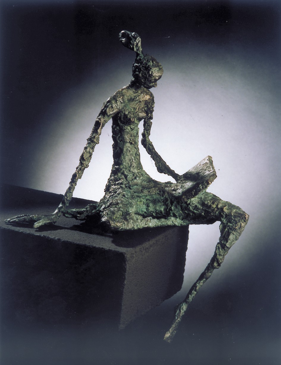 Luise Kött-Gärtner, Lesende, 45 x 34cm (Frau, sitzende Frau, Sockel, Lesende, Buch, Skulptur, Figur,  Bronze, rau, raue Oberfläche, Bibliothek, Wohnzimmer)