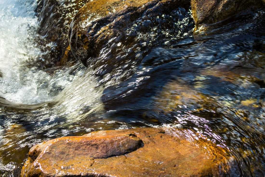Conny Krakowski, Im Fluss (bach, fluss, Flusslauf, Flussbett, Wasserfall, strömung, Strom, sanft, , Landschaft, Urgewalten, Fotografie)