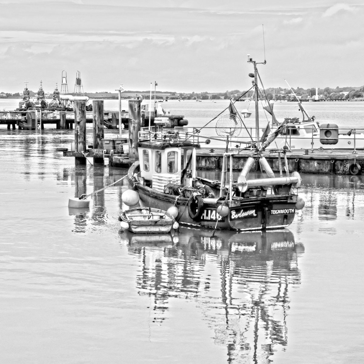 George Fossey, BOAT IN BLACK AND WHITE I (Hafen, Meer, Fischerboote,  Meeresbrise, maritim, Badezimmer, Treppenhaus, Wohnzimmer, Wunschgröße, Fotografie, schwarz/weiß)