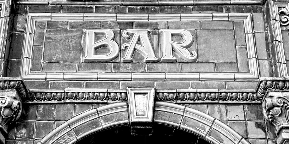 George Fossey, BAR IN BLACK AND WHITE (Bar, Torbogen, Eingang,  Detailaufnahme, Nostalgie, Treppenhaus, Wohnzimmer, Wunschgröße, Fotokunst, schwarz/weiß)